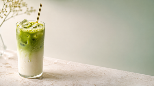 Iced Matcha Latte: Das klassische Rezept mit frisch gemahlenem Matcha